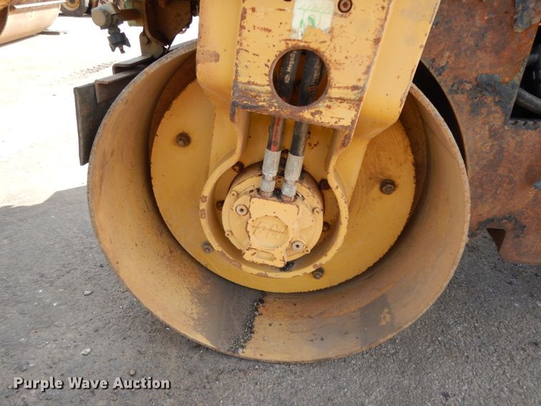 image for item DJ8237 Caterpillar CB-224E  double drum vibratory roller