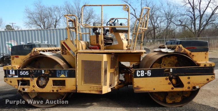 image for item DJ8239 1994 Caterpillar CB-634  double drum vibratory roller