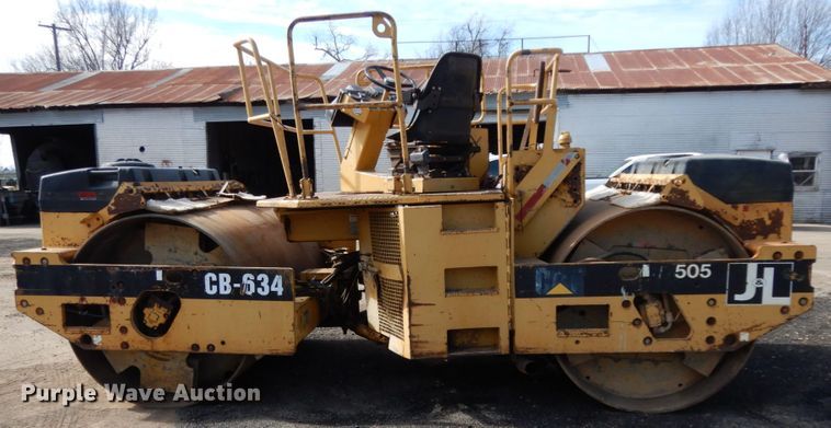 image for item DJ8239 1994 Caterpillar CB-634  double drum vibratory roller