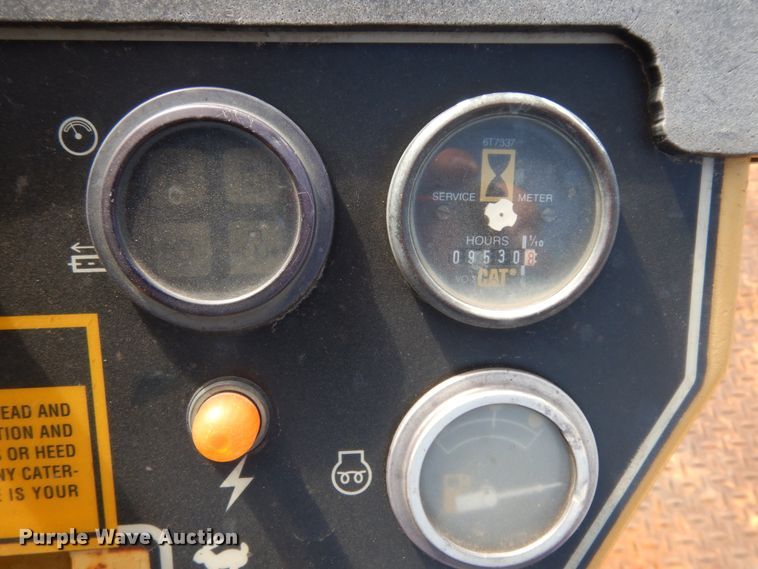 image for item DJ8239 1994 Caterpillar CB-634  double drum vibratory roller