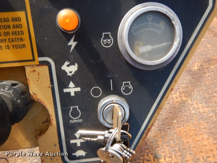 image for item DJ8239 1994 Caterpillar CB-634  double drum vibratory roller