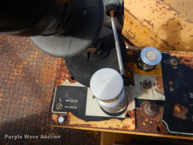 image for item DJ8239 1994 Caterpillar CB-634  double drum vibratory roller