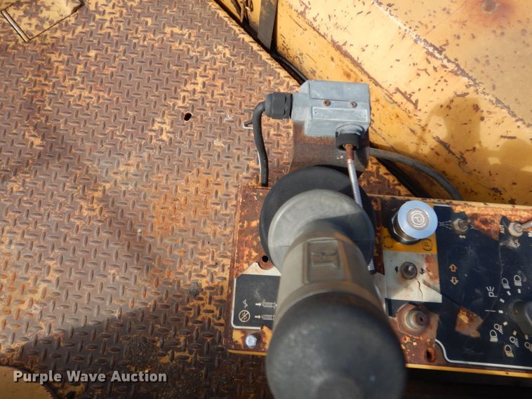 image for item DJ8239 1994 Caterpillar CB-634  double drum vibratory roller