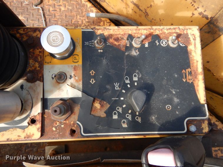 image for item DJ8239 1994 Caterpillar CB-634  double drum vibratory roller