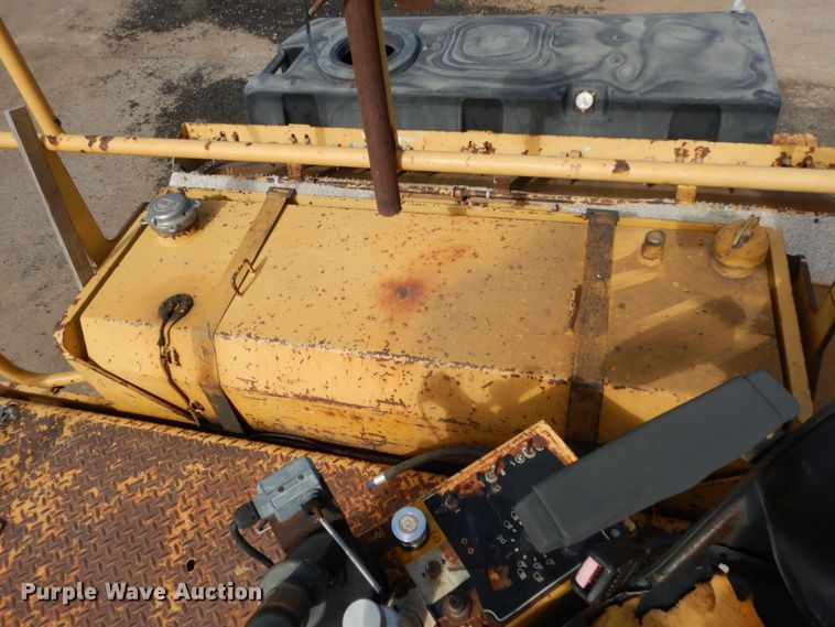 image for item DJ8239 1994 Caterpillar CB-634  double drum vibratory roller