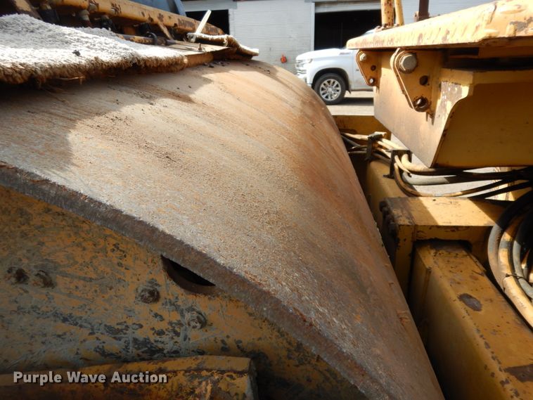 image for item DJ8239 1994 Caterpillar CB-634  double drum vibratory roller