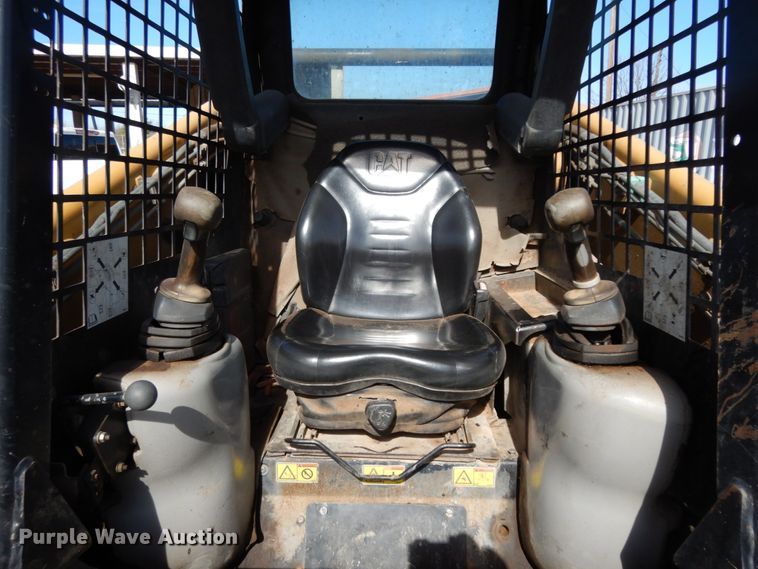 image for item DJ8243 2006 Caterpillar 268B  skid steer loader