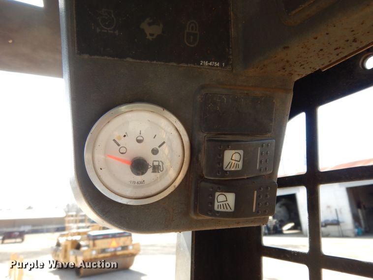 image for item DJ8243 2006 Caterpillar 268B  skid steer loader