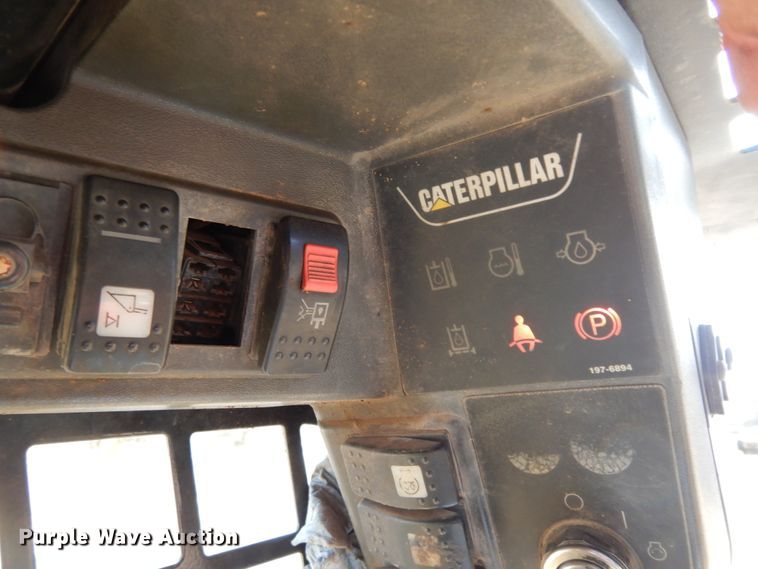 image for item DJ8243 2006 Caterpillar 268B  skid steer loader