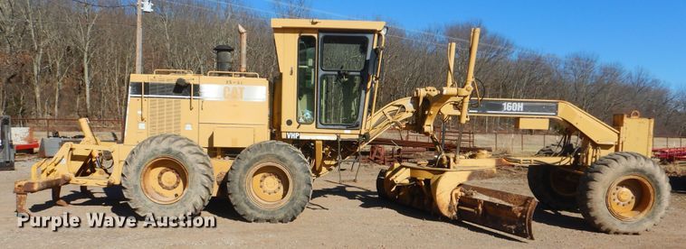 image for item DJ8630 1999 Caterpillar 160H  motor grader