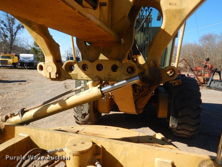 image for item DJ8630 1999 Caterpillar 160H  motor grader