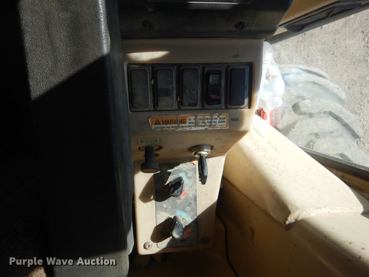 image for item DJ8630 1999 Caterpillar 160H  motor grader