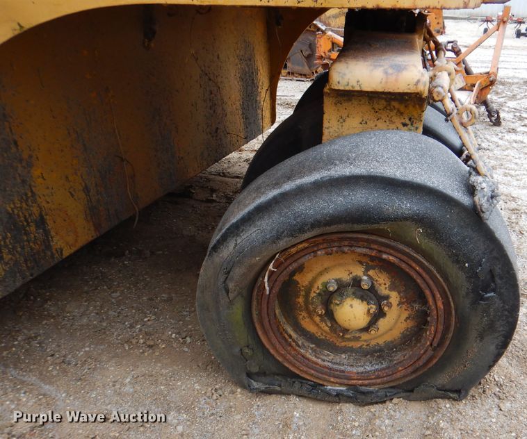 image for item DJ8650 Ferguson 47-0016  pneumatic roller