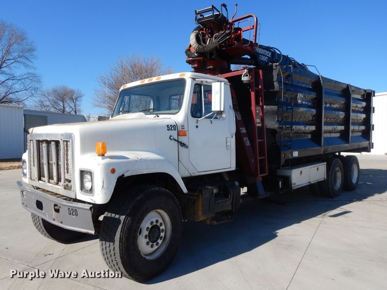 image for item DL2067 1999 International 2574  crane truck