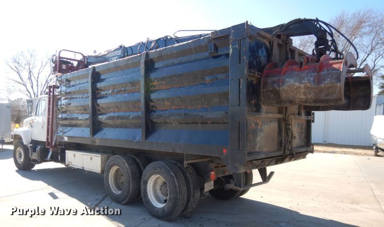 image for item DL2067 1999 International 2574  crane truck