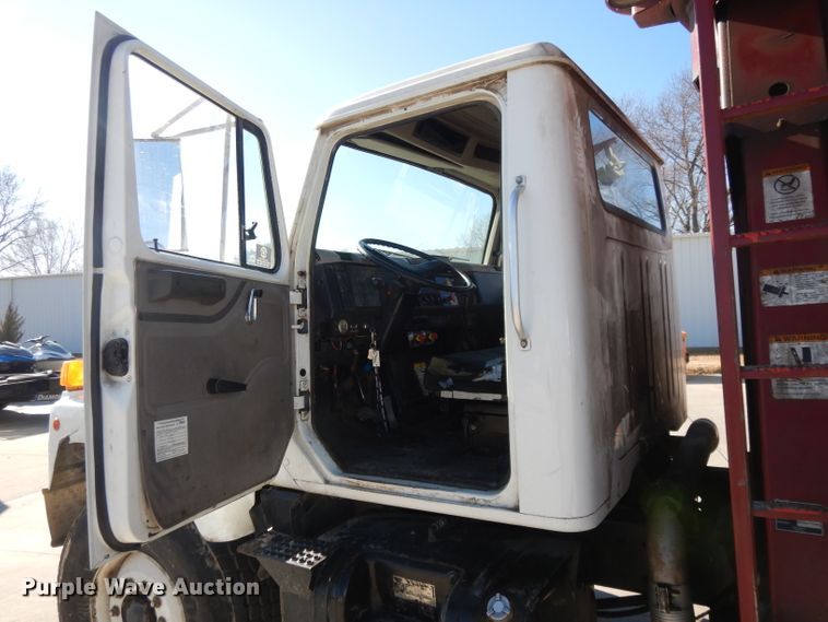 image for item DL2067 1999 International 2574  crane truck