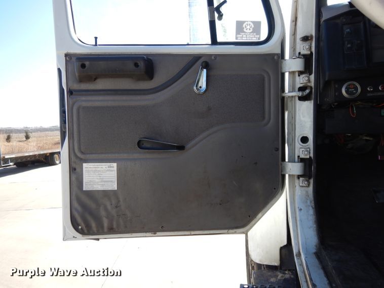 image for item DL2067 1999 International 2574  crane truck