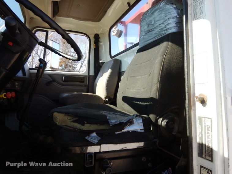 image for item DL2067 1999 International 2574  crane truck