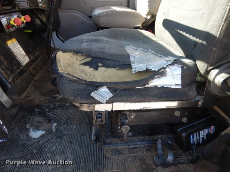 image for item DL2067 1999 International 2574  crane truck