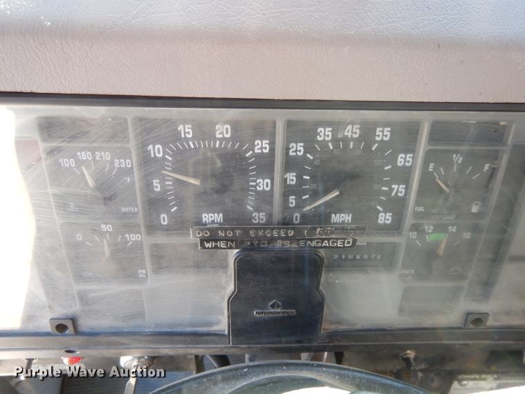 image for item DL2067 1999 International 2574  crane truck