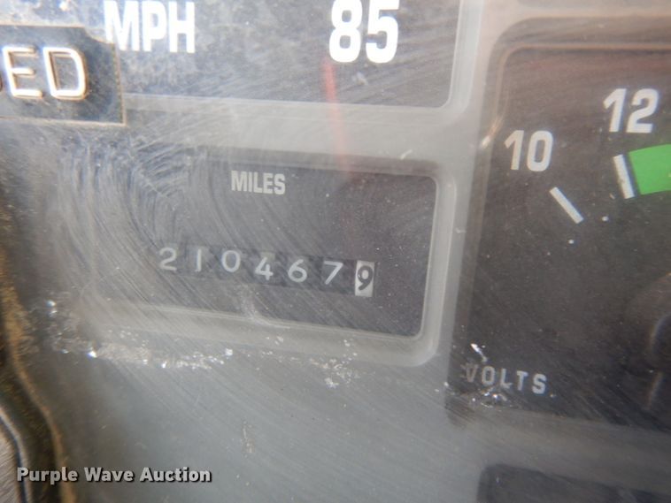 image for item DL2067 1999 International 2574  crane truck