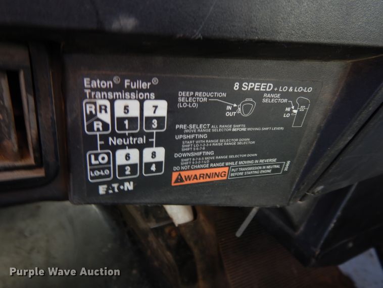 image for item DL2067 1999 International 2574  crane truck