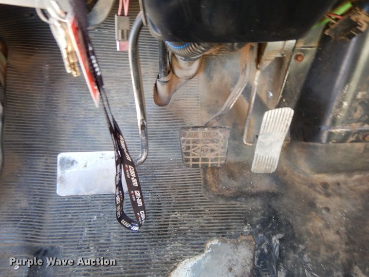 image for item DL2067 1999 International 2574  crane truck