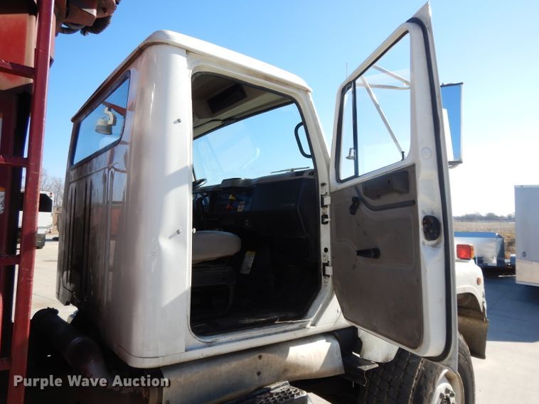 image for item DL2067 1999 International 2574  crane truck