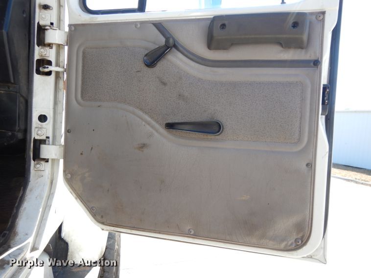 image for item DL2067 1999 International 2574  crane truck