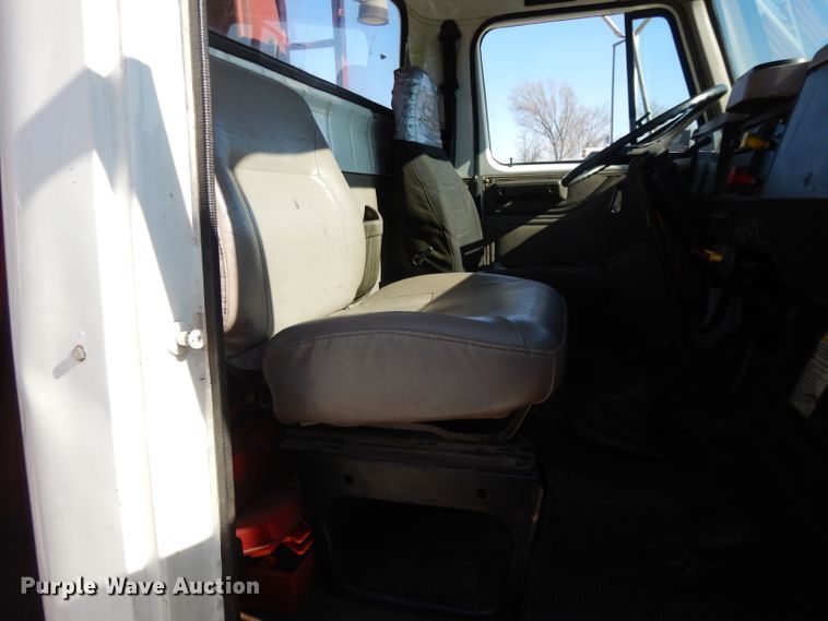 image for item DL2067 1999 International 2574  crane truck