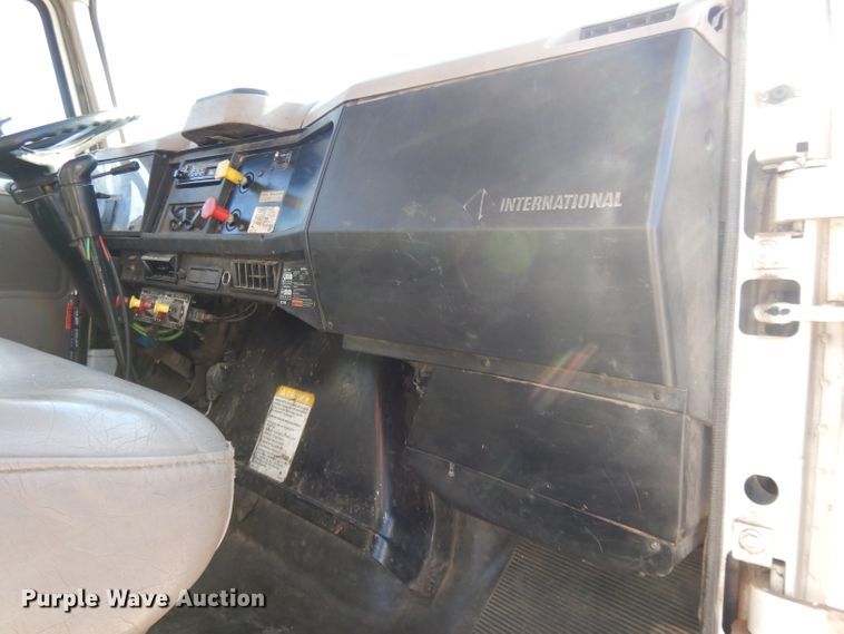 image for item DL2067 1999 International 2574  crane truck