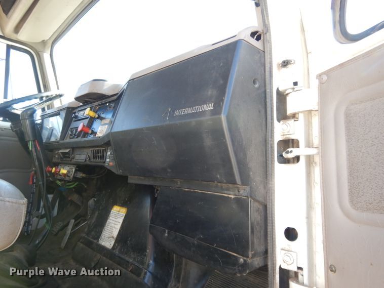 image for item DL2067 1999 International 2574  crane truck