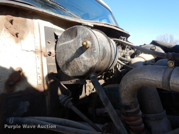 image for item DL2067 1999 International 2574  crane truck