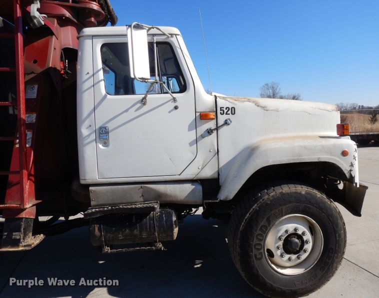 image for item DL2067 1999 International 2574  crane truck