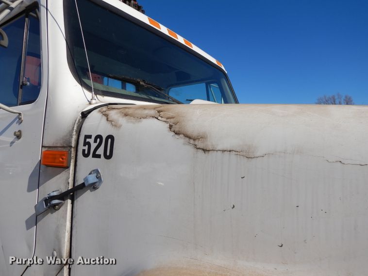 image for item DL2067 1999 International 2574  crane truck