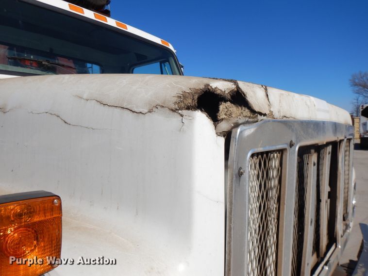 image for item DL2067 1999 International 2574  crane truck