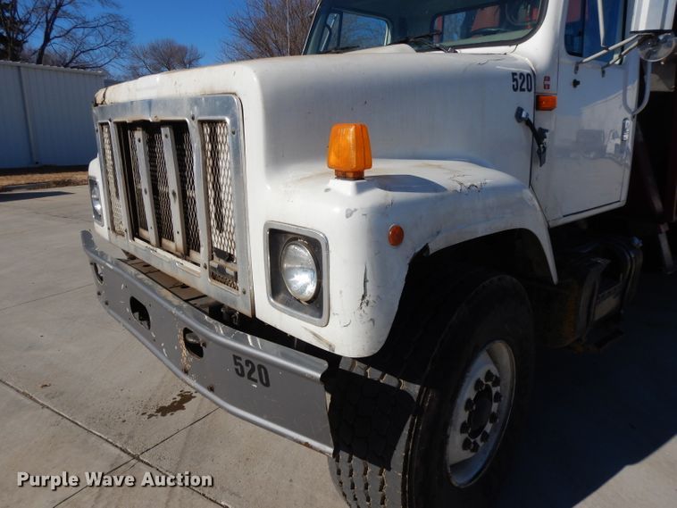 image for item DL2067 1999 International 2574  crane truck