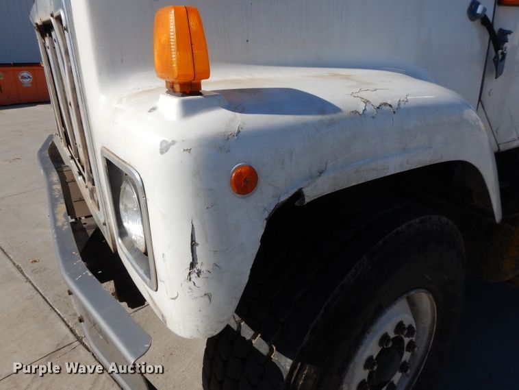 image for item DL2067 1999 International 2574  crane truck