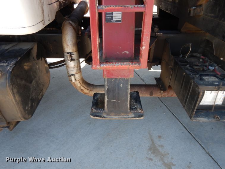 image for item DL2067 1999 International 2574  crane truck