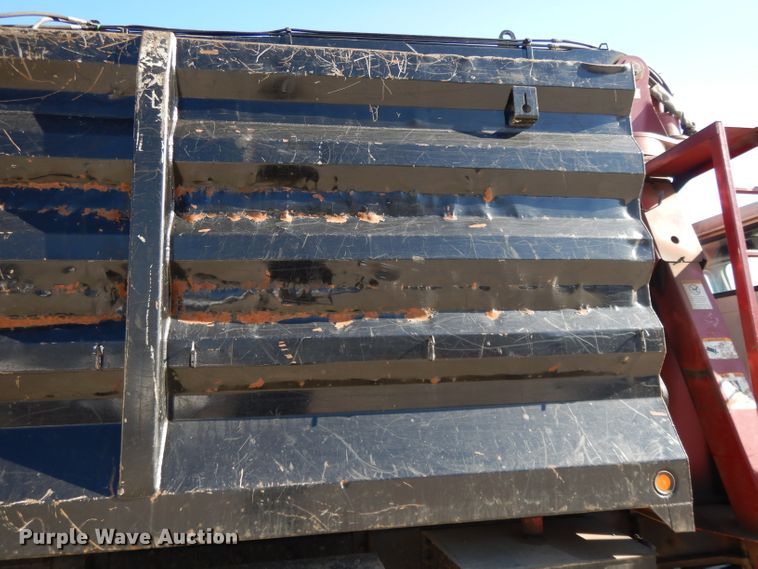 image for item DL2067 1999 International 2574  crane truck