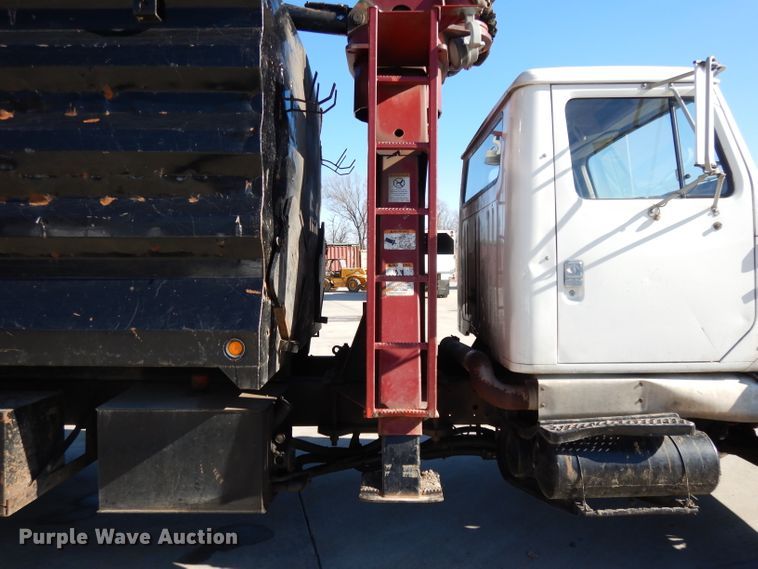 image for item DL2067 1999 International 2574  crane truck