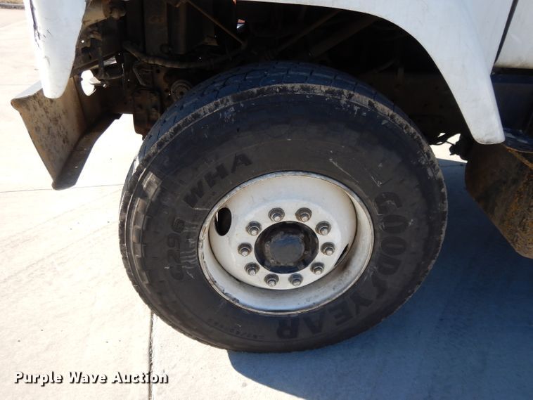 image for item DL2067 1999 International 2574  crane truck