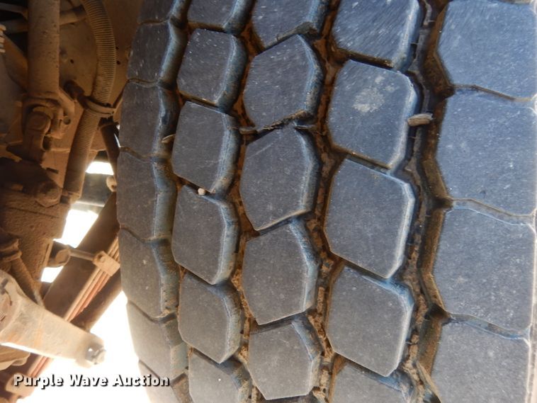 image for item DL2067 1999 International 2574  crane truck