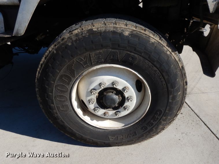 image for item DL2067 1999 International 2574  crane truck