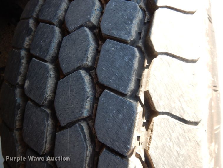 image for item DL2067 1999 International 2574  crane truck