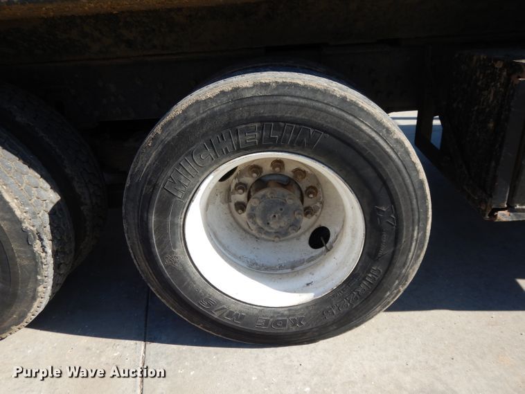 image for item DL2067 1999 International 2574  crane truck