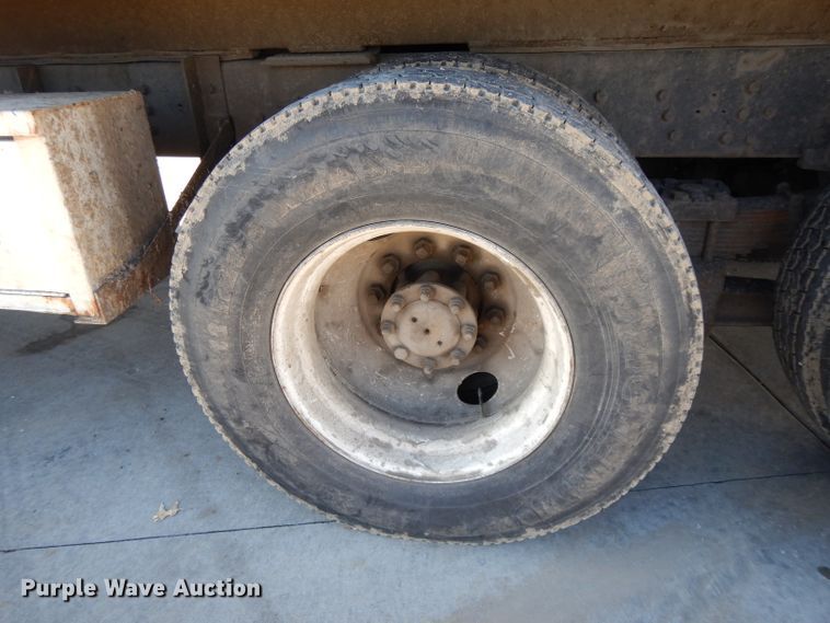 image for item DL2067 1999 International 2574  crane truck