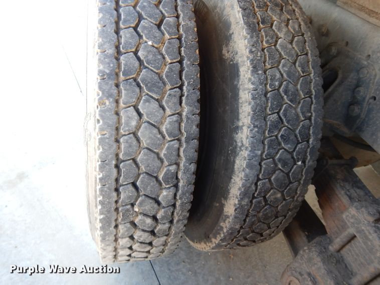 image for item DL2067 1999 International 2574  crane truck