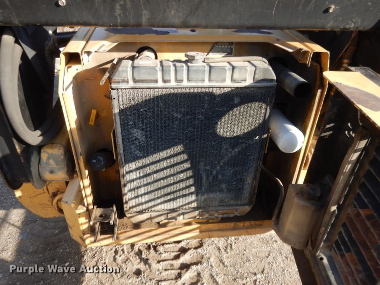 image for item DL2104 1998 New Holland LX885  skid steer loader