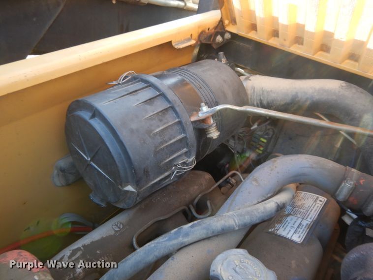 image for item DL2104 1998 New Holland LX885  skid steer loader